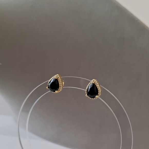 Pear shape black onyx stud earrings - Picture 1 of 4